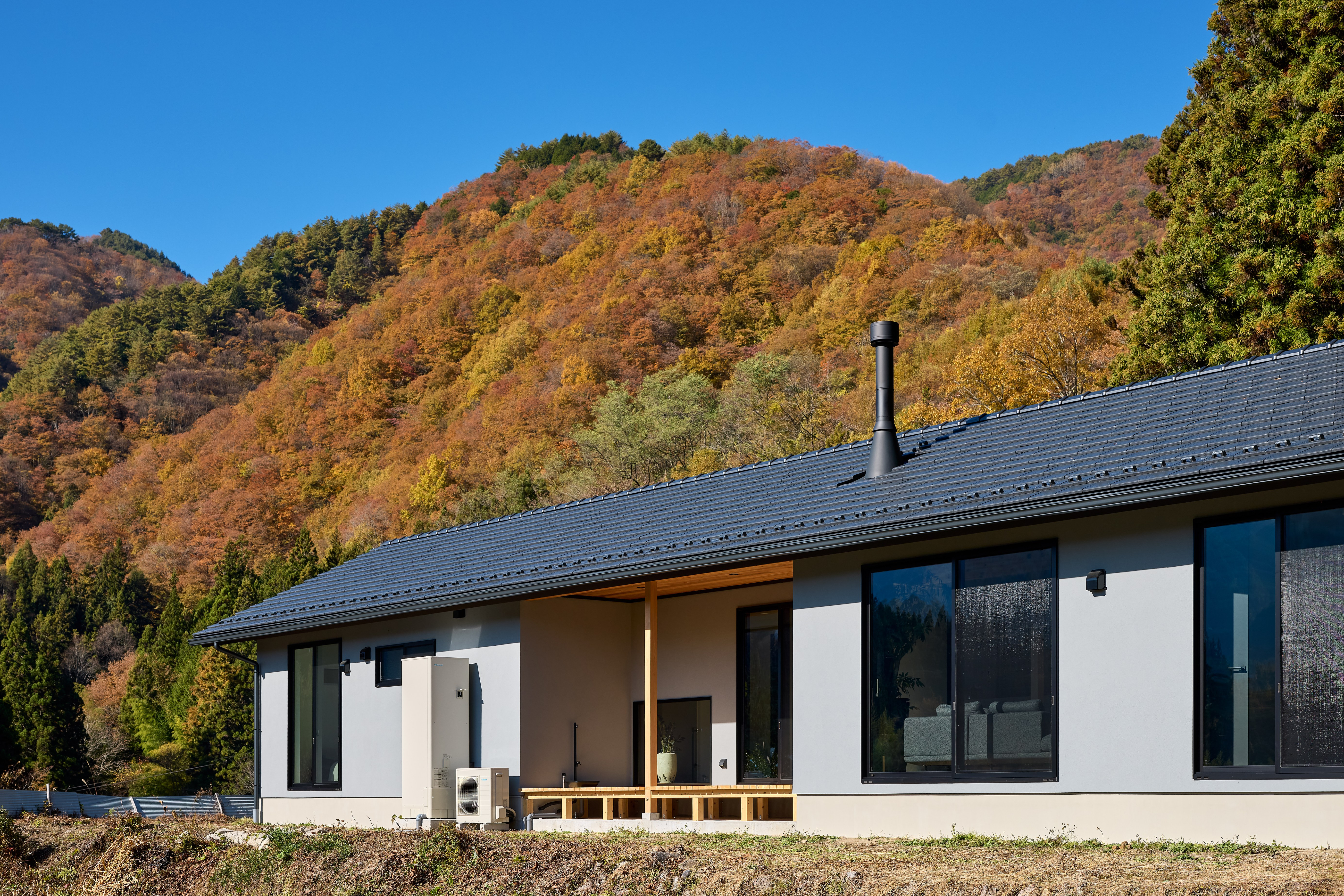 光と影を愉しむ、景色にひらく平屋の暮らし。